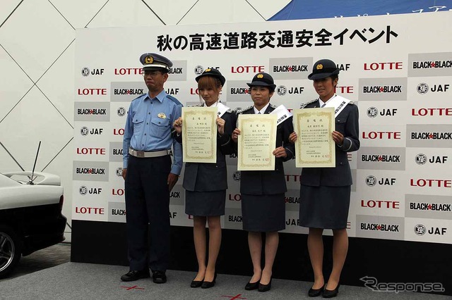 秋の全国交通安全運動のPRイベントに制服姿で登場した福見友子・南明奈・永里亜紗乃。東名道・海老名SA(20日)