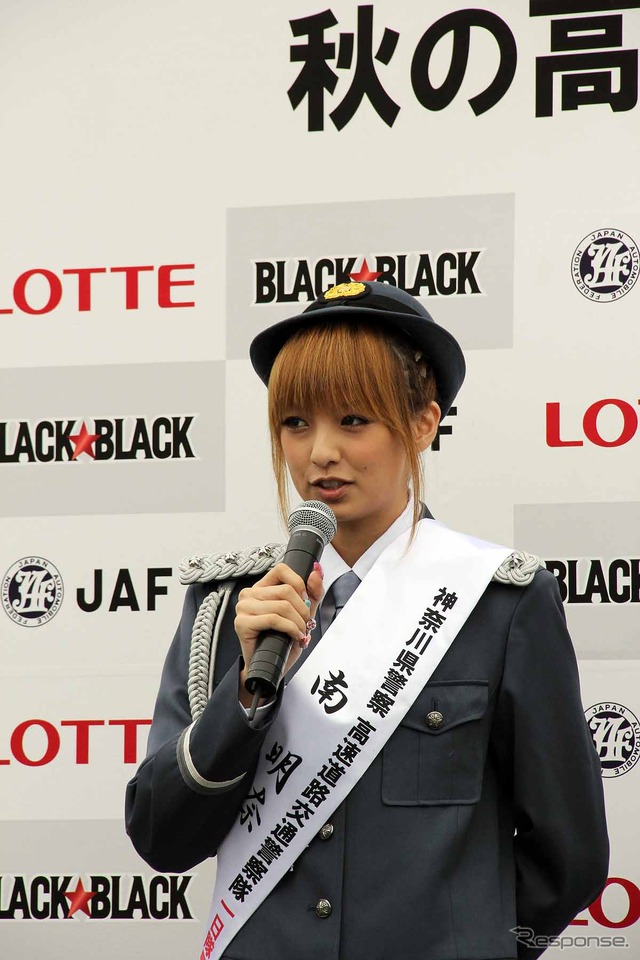 秋の全国交通安全運動のPRイベントに制服姿で登場した福見友子・南明奈・永里亜紗乃。東名道・海老名SA(20日)
