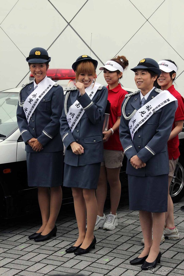 秋の全国交通安全運動のPRイベントに制服姿で登場した福見友子・南明奈・永里亜紗乃。東名道・海老名SA(20日)