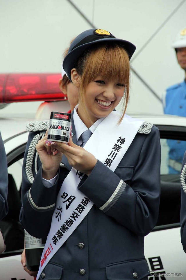 秋の全国交通安全運動のPRイベントに制服姿で登場した福見友子・南明奈・永里亜紗乃。東名道・海老名SA(20日)