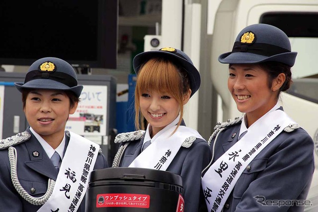 秋の全国交通安全運動のPRイベントに制服姿で登場した福見友子・南明奈・永里亜紗乃。東名道・海老名SA(20日)