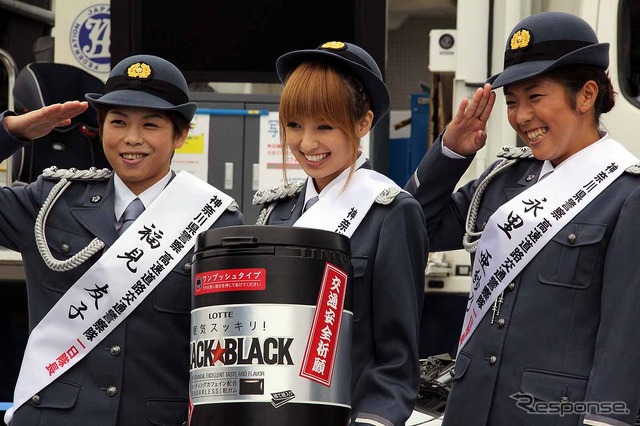 秋の全国交通安全運動のPRイベントに制服姿で登場した福見友子・南明奈・永里亜紗乃。東名道・海老名SA(20日)