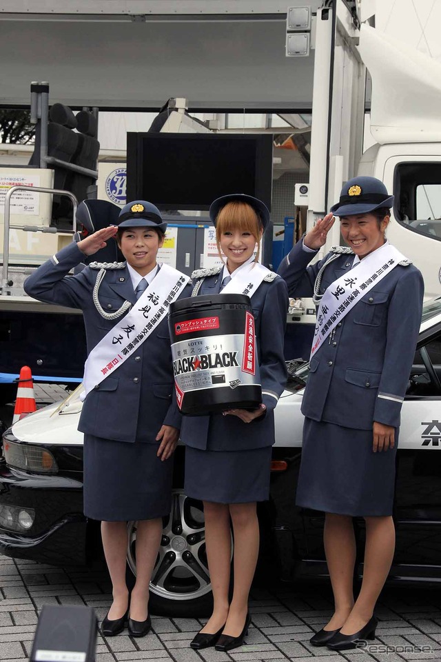 秋の全国交通安全運動のPRイベントに制服姿で登場した福見友子・南明奈・永里亜紗乃。東名道・海老名SA(20日)