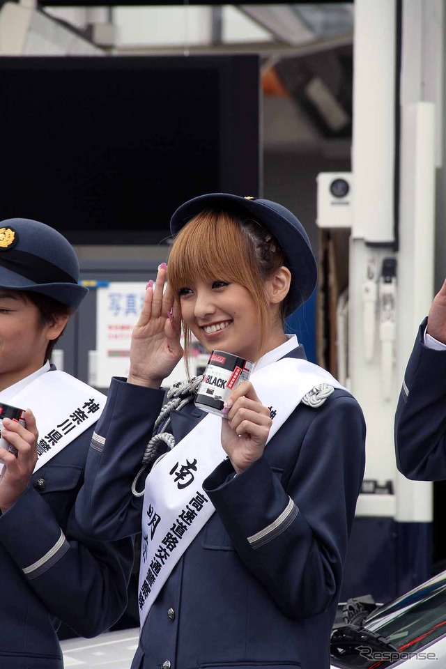 秋の全国交通安全運動のPRイベントに制服姿で登場した福見友子・南明奈・永里亜紗乃。東名道・海老名SA(20日)
