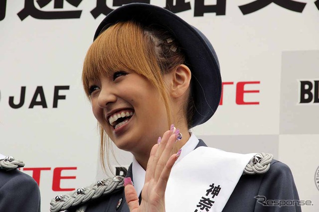 秋の全国交通安全運動のPRイベントに制服姿で登場した福見友子・南明奈・永里亜紗乃。東名道・海老名SA(20日)