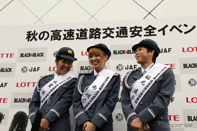 秋の全国交通安全運動のPRイベントに制服姿で登場した福見友子・南明奈・永里亜紗乃。東名道・海老名SA(20日)