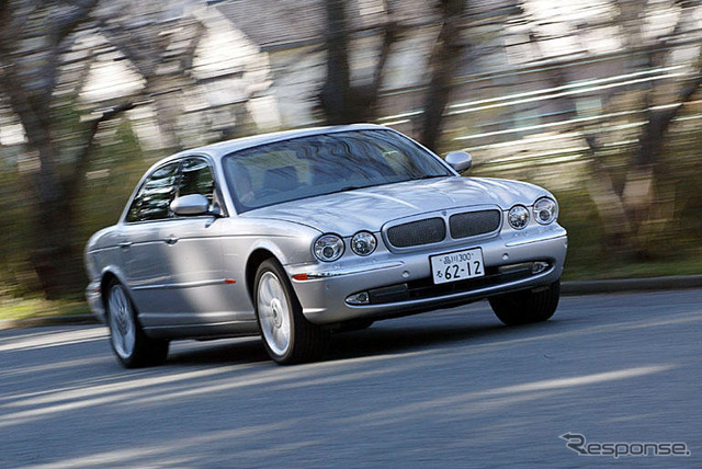 【'04 JAIA】小沢コージ　ジャガー『XJR』伝えてくるようすは、まるでドイツ風