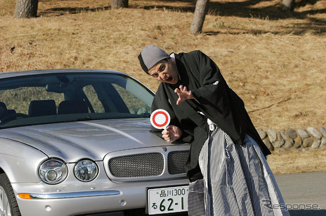 【'04 JAIA】小沢コージ　ジャガー『XJR』伝えてくるようすは、まるでドイツ風