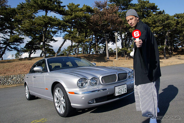 【'04 JAIA】小沢コージ　ジャガー『XJR』伝えてくるようすは、まるでドイツ風