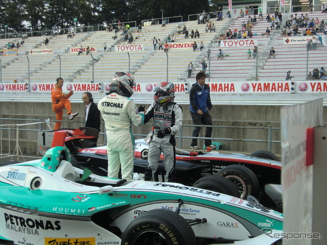 ゴール後に握手するロッテラー(左)とオリベイラ。しかし、オリベイラは失格、2位を失った。
