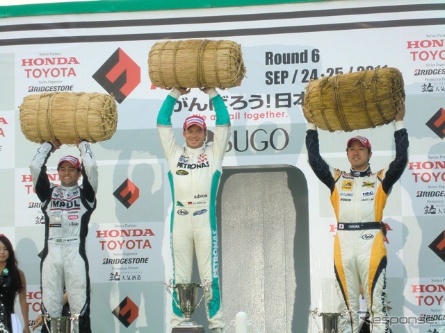 オリベイラ(左)のマシンに失格処分が下る前に行なわれた表彰式。優勝ロッテラー(中央)、石浦(右)が最終的には2位。