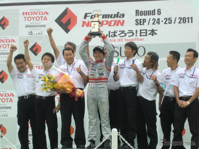 全日本F3選手権Nクラスのチャンピオンは千代勝正(中央)。監督である、往年の名手・長谷見昌弘さん(左隣)らと喜びを分かち合う。