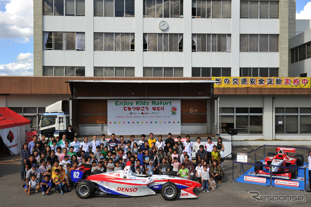 宮城県・スポーツランドSUGO戦の開幕前日(9月23日)、Fニッポン参戦の全16選手が同県の名取市を訪問し、震災復興支援イベント『てをつなごう なとり Enjoy Kids Natori』を開催した。
