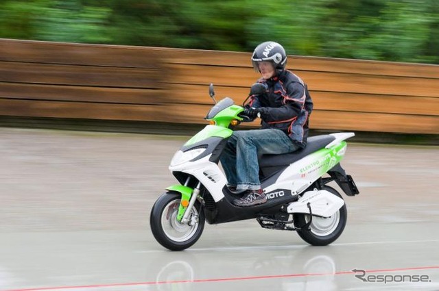 24時間で1136.3kmを走行したAKUMOTOの電動スクーター