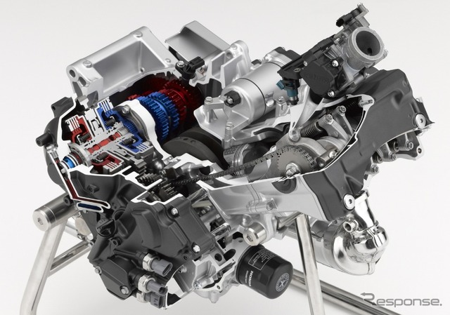 ホンダの2輪向け新開発700ccエンジン （写真：第二世代デュアル・クラッチ・トランスミッションとの組み合わせ）