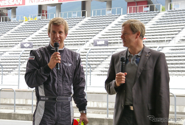 MINIクーペでニュルブルクリンク24時間レースに参戦したヘンドリック・フィース選手(左)