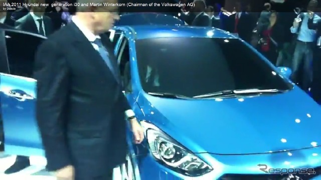 ヒュンダイの新型i30を熱心に視察したフォルクスワーゲングループのマルティン・ヴィンターコルン会長