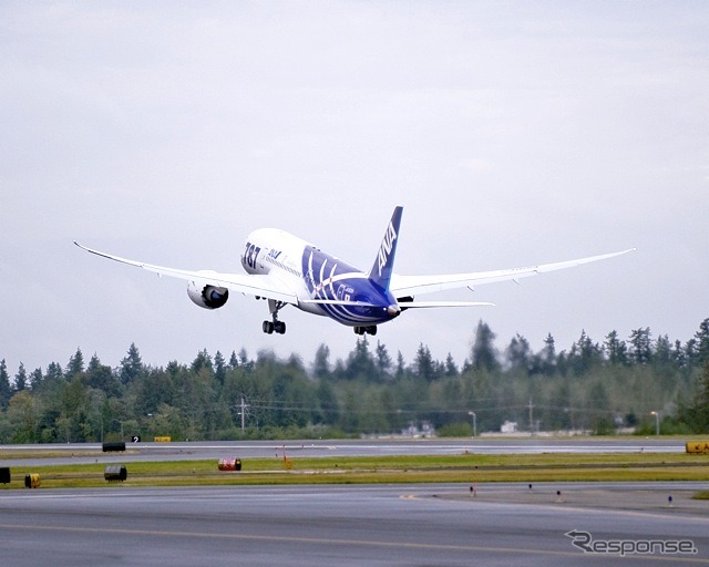 9月27日、米エバレット工場を日本へ向け飛び立つボーイング787初号機。