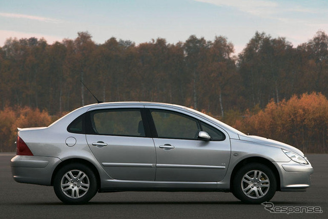 【ジュネーブモーターショー'04出品車】プジョーは『307』にセダンを追加