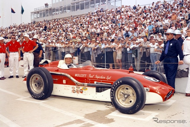 1958年、オッフェンハウザー製のエンジンを搭載したマシン。ドライバーはロジャー・ウォード。この時代まではFRだった。
