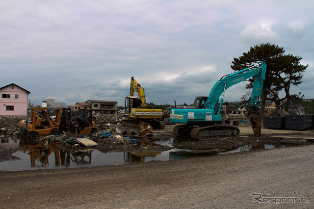 地盤沈下により広範囲で水が上がってきている。東日本大震災発生から5か月、石巻市南浜町付近