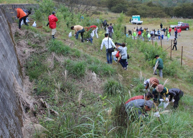 足尾銅山にて参加者全員で植樹をする。