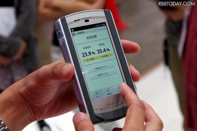 【CEATEC JAPAN 2011(Vol.1)】iコンシェルの進化版と放射線測定機能も付いた着せ替えジャケット