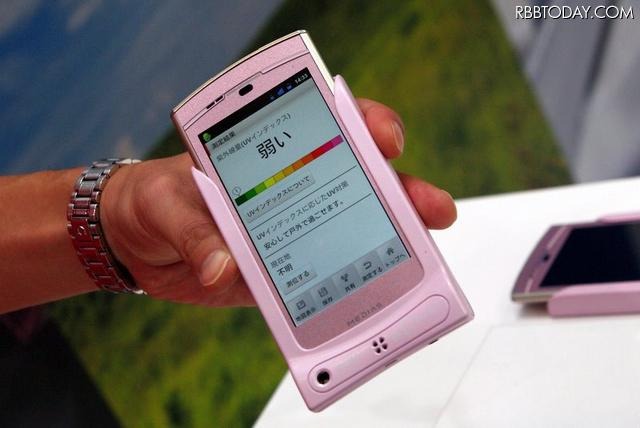 【CEATEC JAPAN 2011(Vol.1)】iコンシェルの進化版と放射線測定機能も付いた着せ替えジャケット