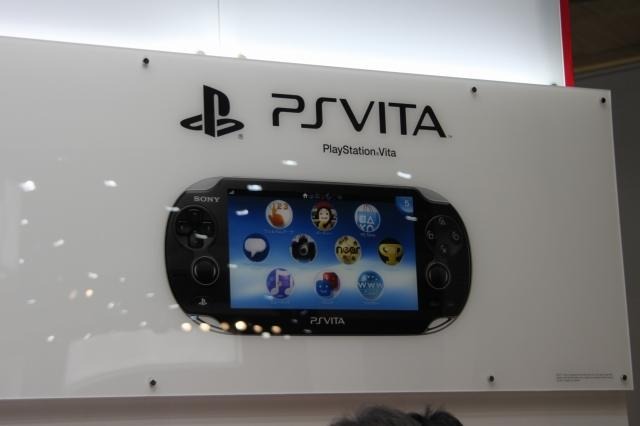 ドコモブースではPSVitaの実機展示やデープランを説明