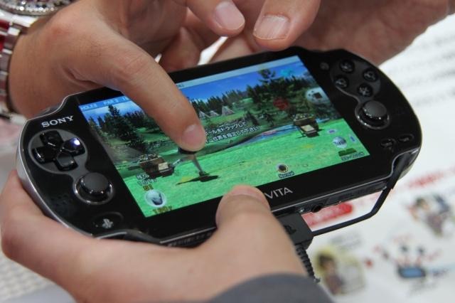 ドコモブースではPSVitaの実機展示やデープランを説明