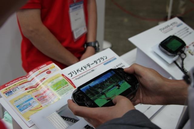 ドコモブースではPSVitaの実機展示やデープランを説明