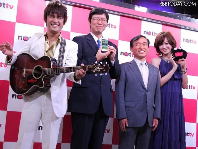 左から、シンガーソングライター芸人のAMEMIYA(あめみや)さん、mmbi小牧次郎常務取締役、二木治成代表取締役社長、「AneCan」専属モデルの高垣麗子さん