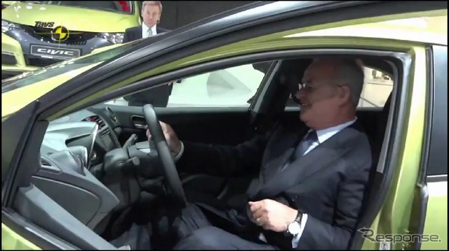 新型ホンダシビックを入念に視察するフォルクスワーゲングループのマルティン・ビンターコルン会長
