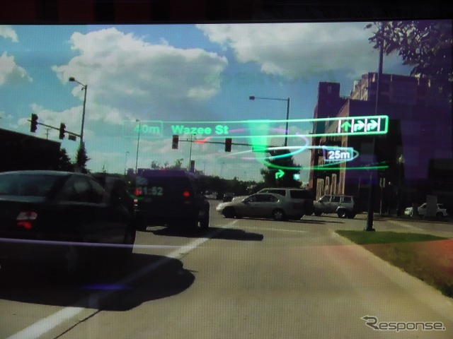 AR(拡張現実)を利用しており、曲がる交差点までの残距離もわかる仕組みになっている。