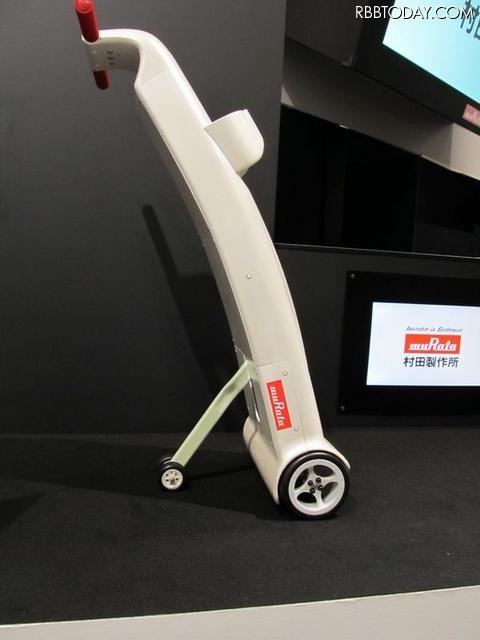 電動歩行アシストカーを横から見たところ。2輪+小型補助輪によるスリムな筺体だ