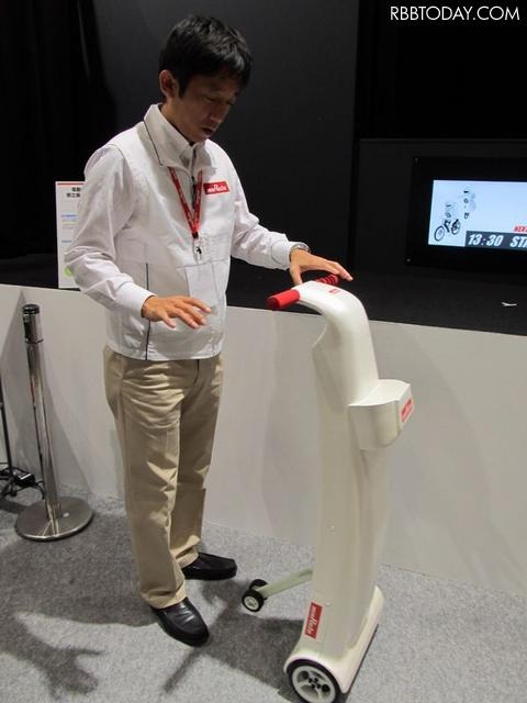 電動モータで力を補助する「パワーアシスト」機能。本体を軽く押す、あるいは引くだけで、簡単に前進/後進の操作が可能