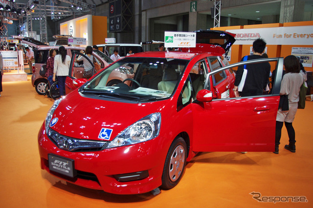 ホンダ フィットシャトル 助手席回転シート車（国際福祉機器展11）