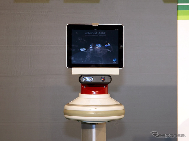 モニター兼インターフェースとなるタブレットは、iPadやAndroidのものが利用できる仕組み。下は2D/3Dイメージ用のカメラなどと思われる。