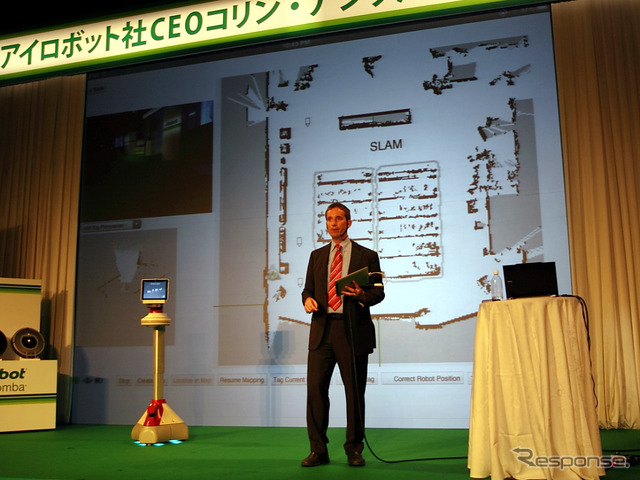 アングルCEOの後ろのスクリーンには、レーザーレンジファインダでエイバ(青)が取得した会場のマップが表示されている。