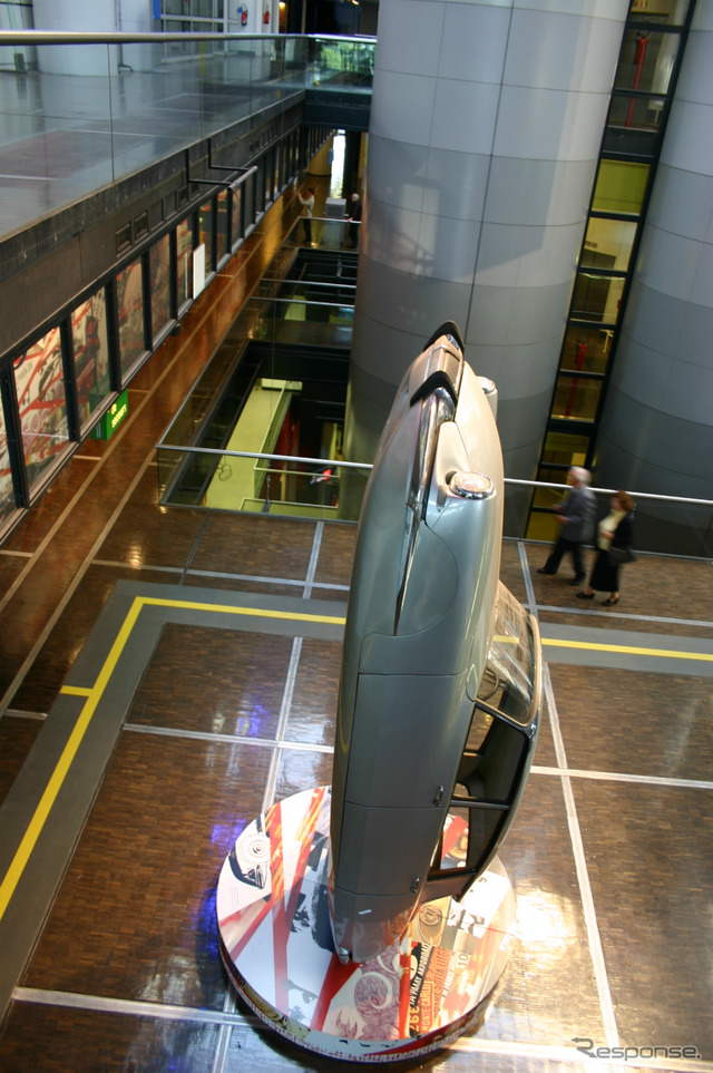 2005年、シトロエンDS誕生50周年のため、パリ科学都市に展示されたDSのオブジェ