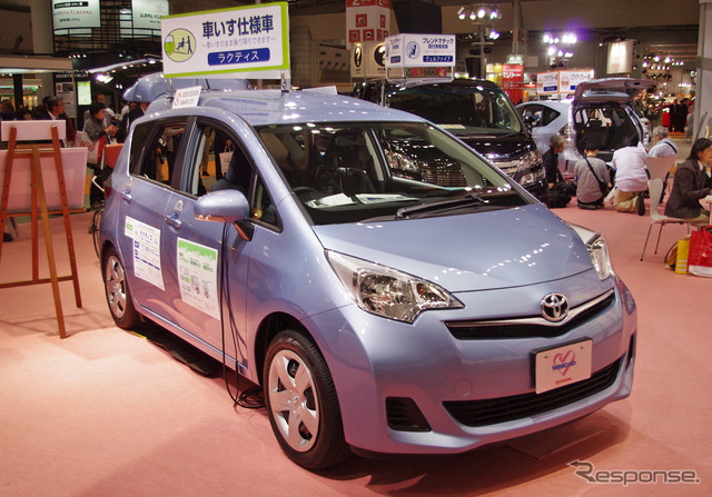 自動車メーカー各社はバラエティ豊かな福祉車両を出展する(国際福祉機器展2011)