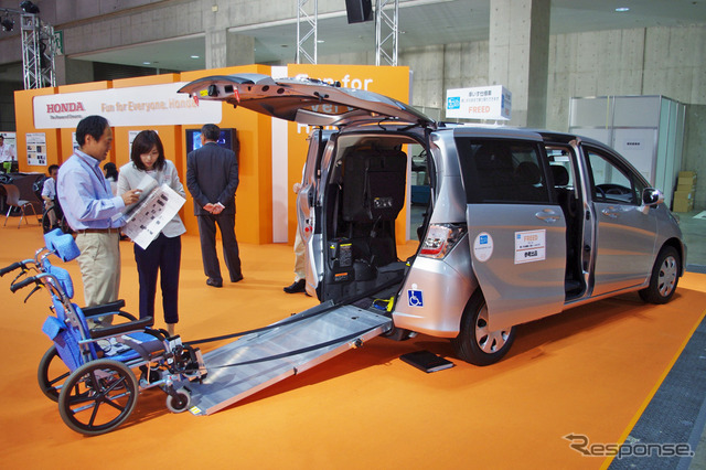 自動車メーカー各社はバラエティ豊かな福祉車両を出展する（国際福祉機器展2011）