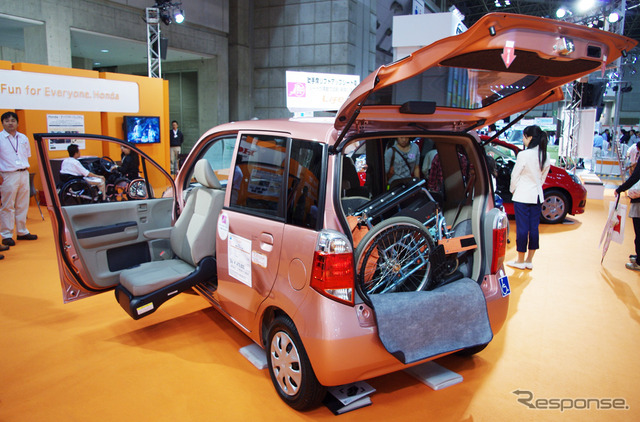 自動車メーカー各社はバラエティ豊かな福祉車両を出展する(国際福祉機器展2011)