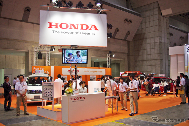 自動車メーカー各社はバラエティ豊かな福祉車両を出展する(国際福祉機器展2011)