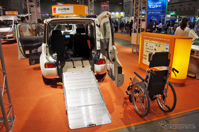 自動車メーカー各社はバラエティ豊かな福祉車両を出展する(国際福祉機器展2011)