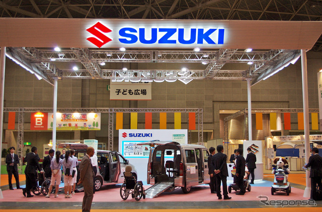 自動車メーカー各社はバラエティ豊かな福祉車両を出展する(国際福祉機器展2011)
