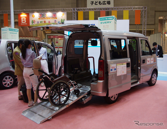 自動車メーカー各社はバラエティ豊かな福祉車両を出展する（国際福祉機器展2011）