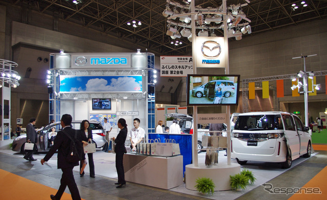 自動車メーカー各社はバラエティ豊かな福祉車両を出展する(国際福祉機器展2011)