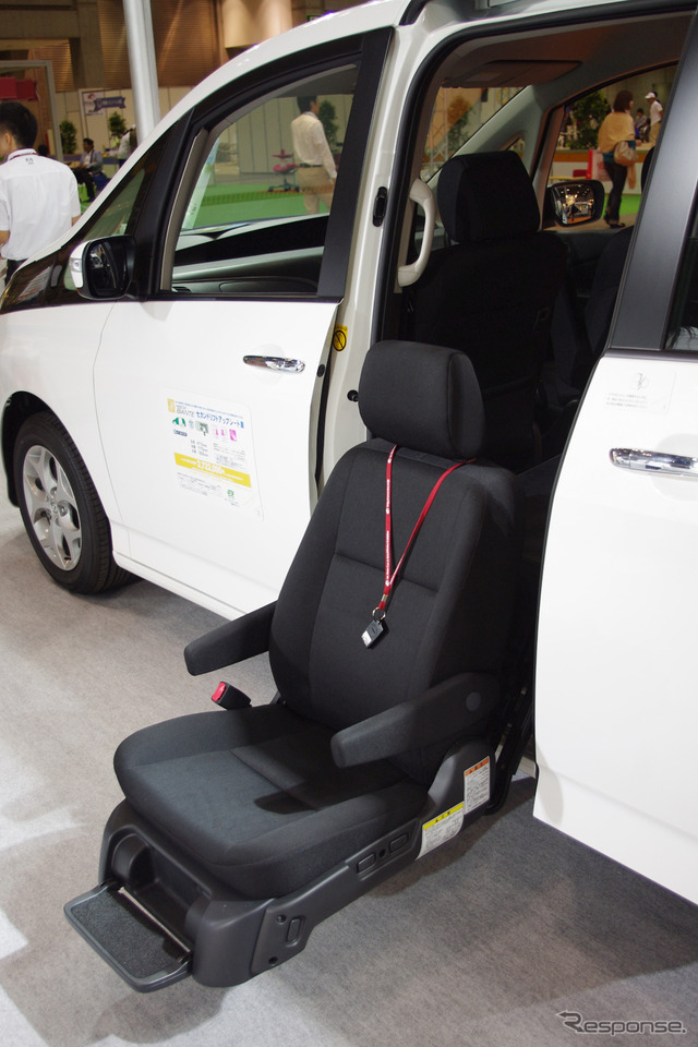 自動車メーカー各社はバラエティ豊かな福祉車両を出展する(国際福祉機器展2011)