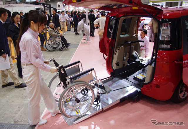 自動車メーカー各社はバラエティ豊かな福祉車両を出展する（国際福祉機器展2011）